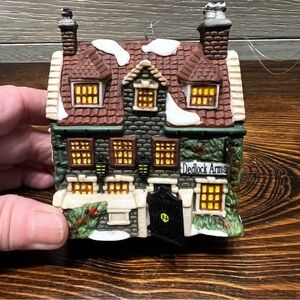 Dept 56 Charles Dickens Heritage “ DEDLOCK ARMS” 1994 Collectors Ornament in Box